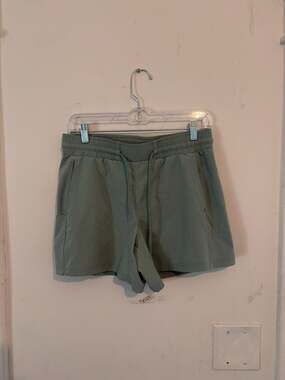 Avalanche Outdoor Supply Co. Women's Sage Green Hiking Shorts Size M